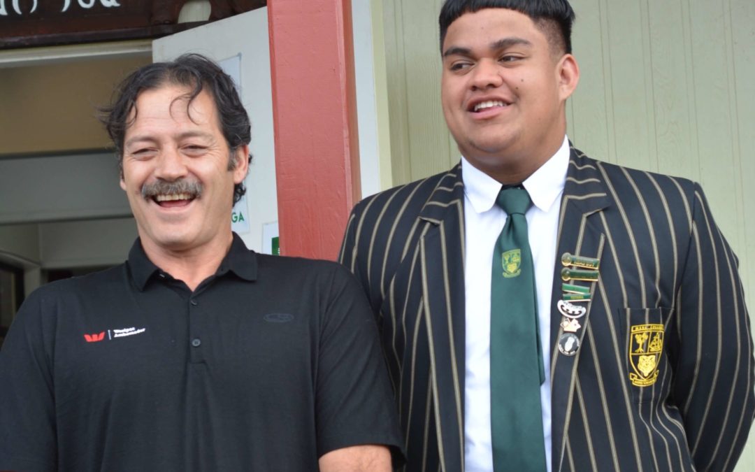 Willie Apiata wows students at Mana College